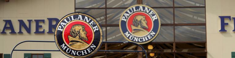 Paulaner Festzelt Frontansicht auf dem Oktoberfest München
