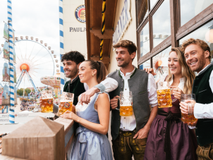 Besucher im Paulaner Festzelt auf dem Balkon